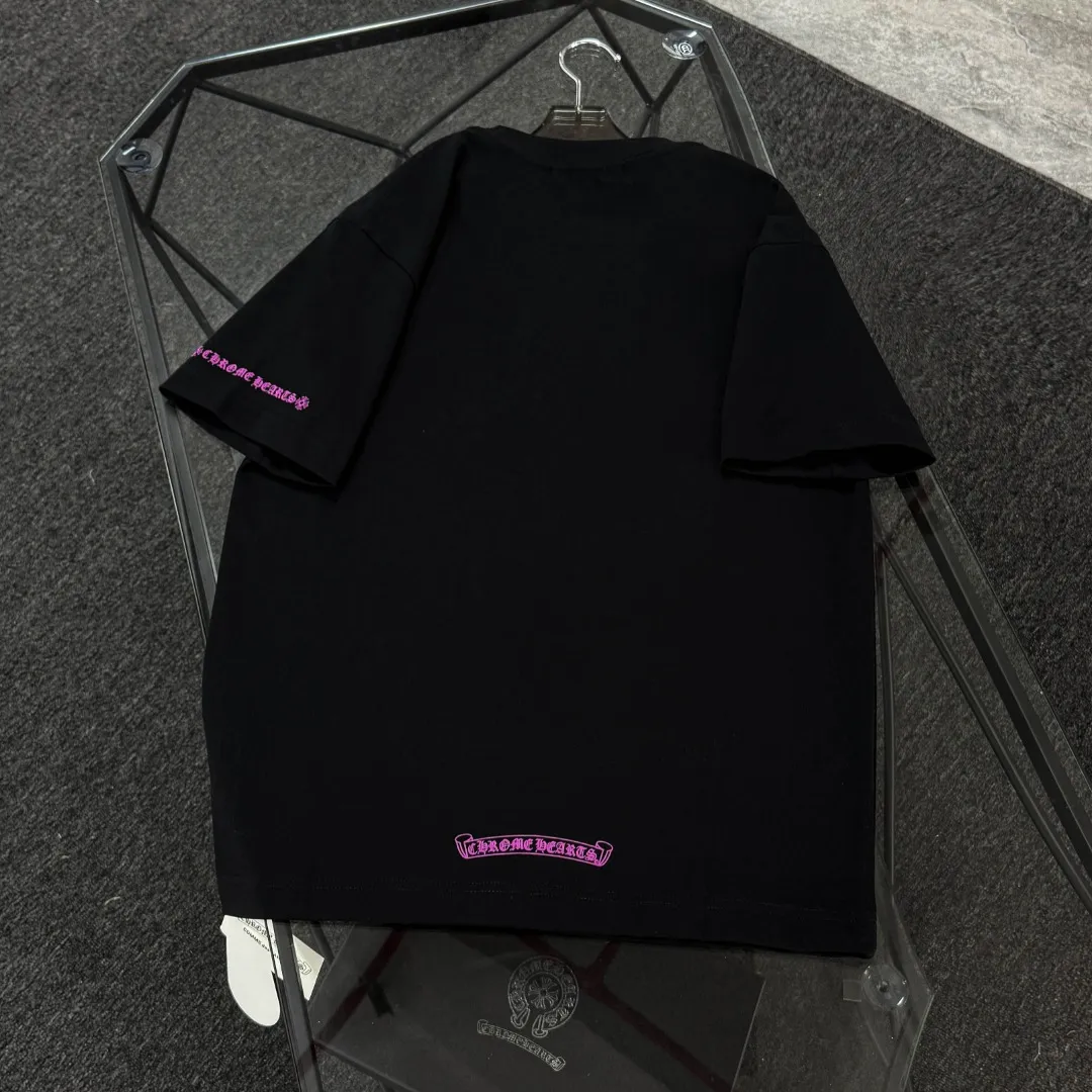 P170 Chrome Hearts Chrome Hearts 25 high version. The fabric is made of 300 grams of high-density pure cotton. It does not deform or shrink. It has three complete labels. It is the same style for men and women. Technology: thick silicone printing. Color: three colors. SIZE: S-XL.